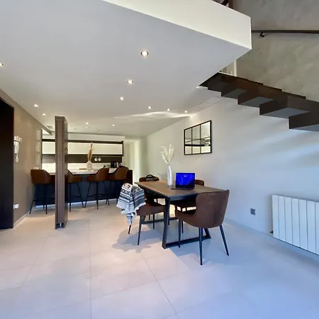 Penthouse With Castle View *